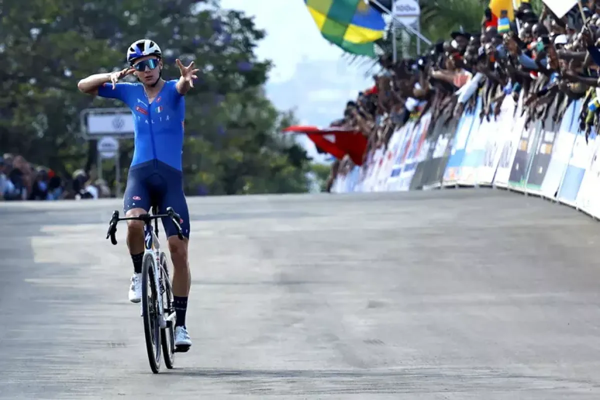 Ciclismo, Lorenzo Mark Finn nella storia: un italiano vince il Tour de l’Avenir dopo 53 anni - Lorenzo Mark Finn PH ANSA/EPA