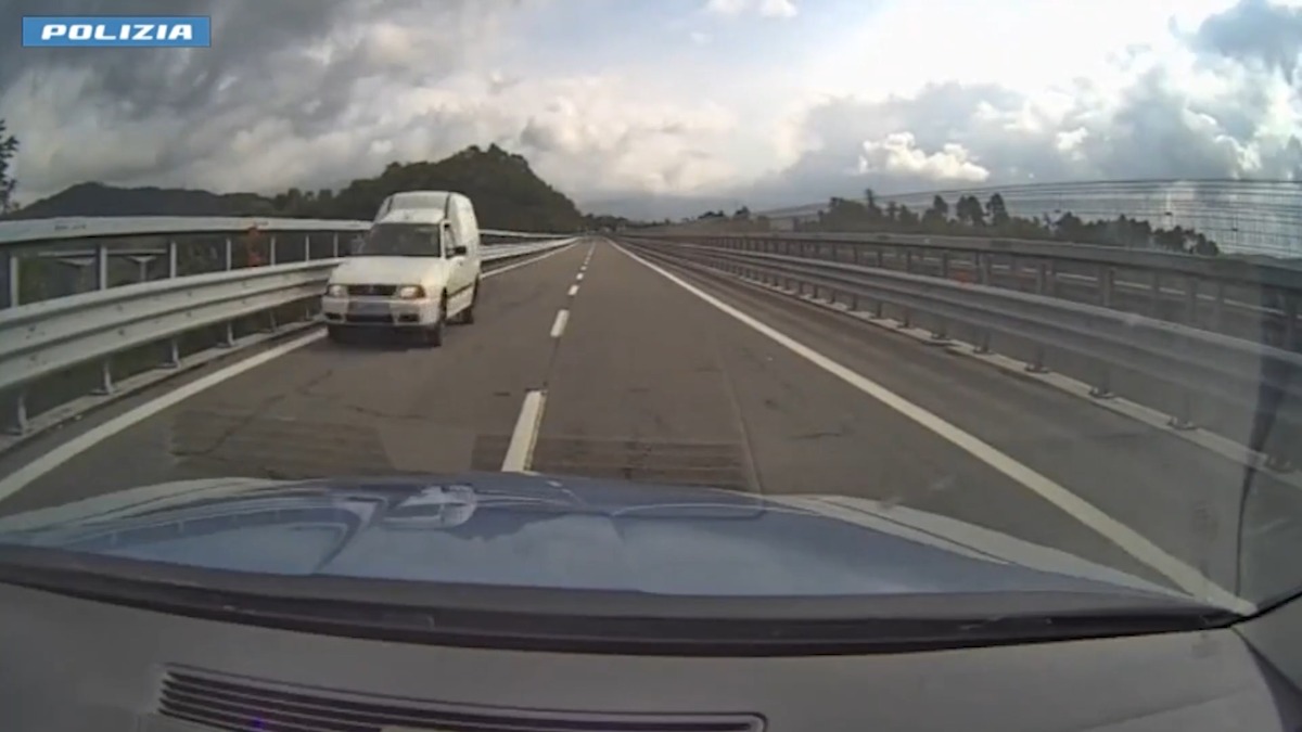 Contromano per 50 chilometri sull'A1: bloccata donna sotto effetto di droga. Il Video - Un fermo immagine del video della Polizia