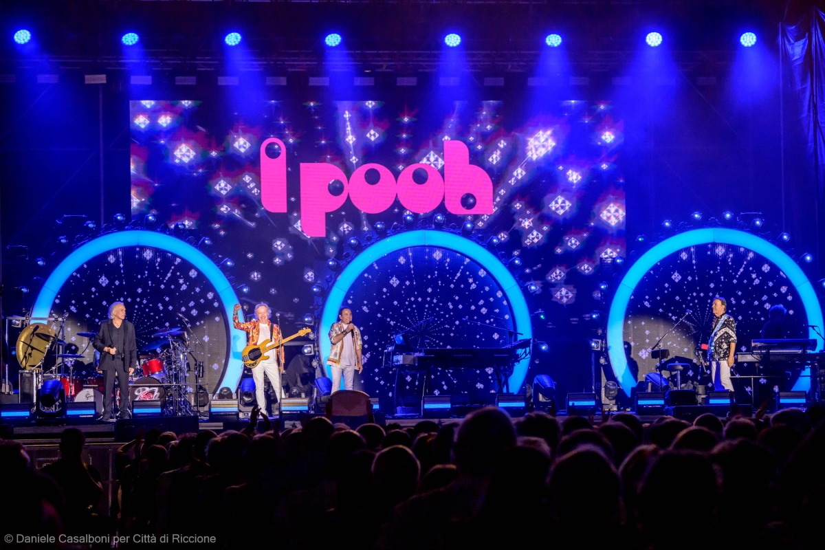 I Pooh infuocano Riccione, due ore di musica davanti a migliaia di fan - Lo spettacolo 