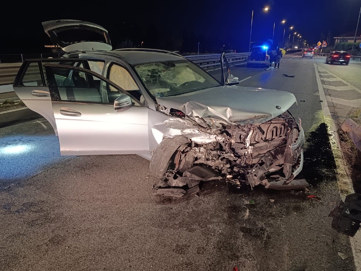 Auto perde il controllo sul cavalcavia della Marecchiese, il conducente scappa - 