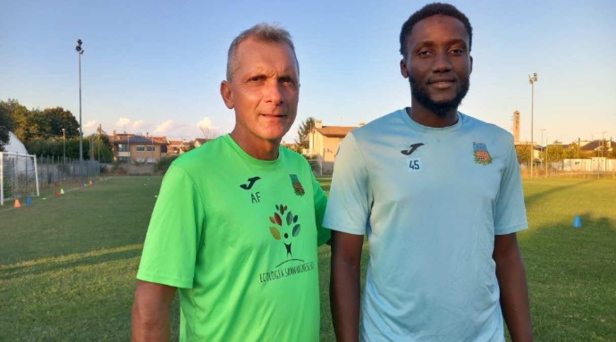 Calcio RSM, la Libertas tessera il centrocampista Moussa Simaha - Simah con mister Fabbri