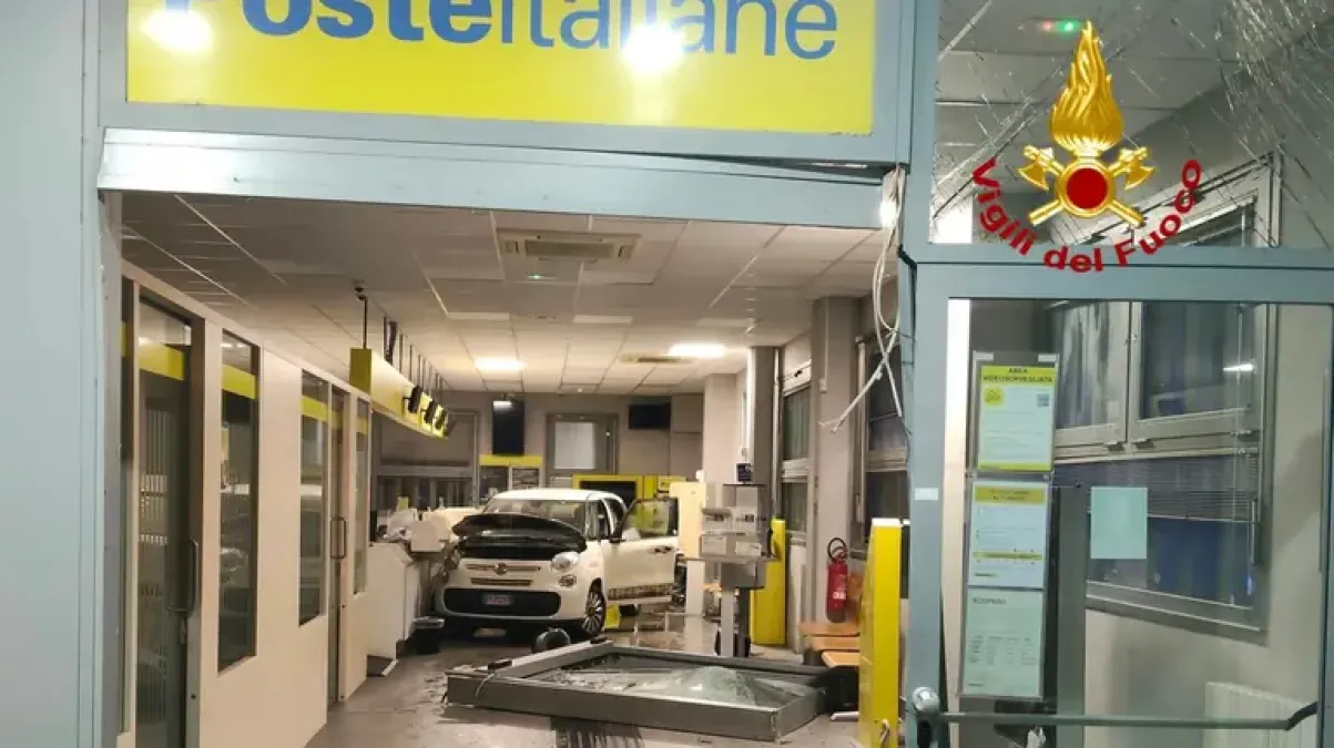 Poste sfondate con l'auto, concessi i domiciliari ai due arrestati - Repertorio