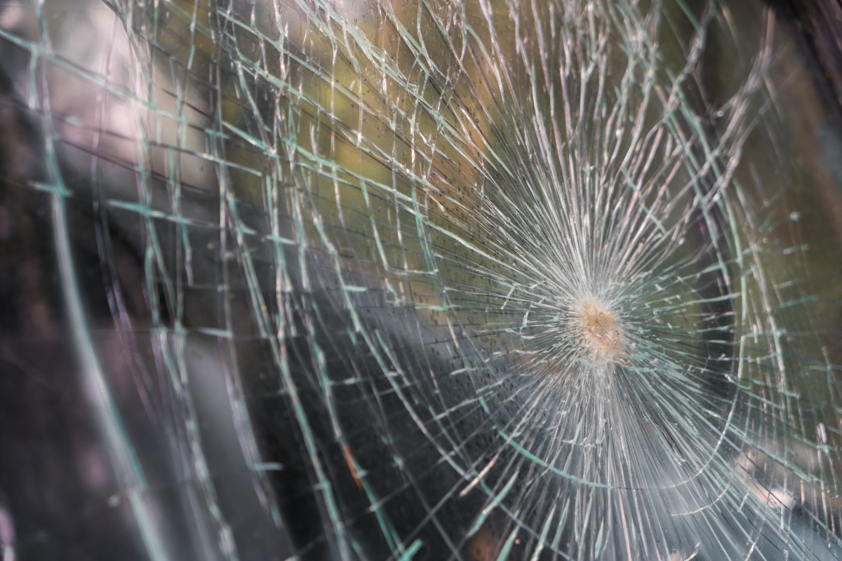 Picchia la compagna con un tirapugni in auto: bloccato dai passanti - Repe