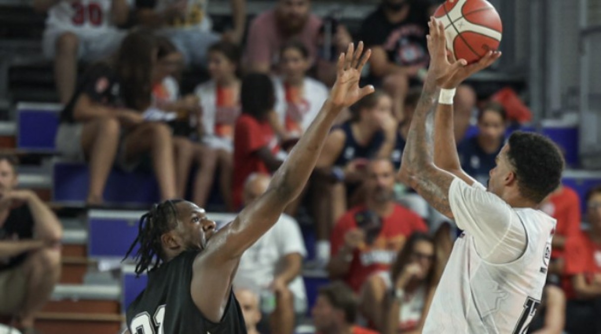 Basket, StartCup: contro la Dole hurrà Virtus (79-83) - Un'azione di gioco