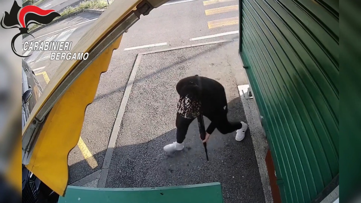Assalto a un rivale alle piscine di Seriate con fucili d'assalto: preso il capo del commando - 