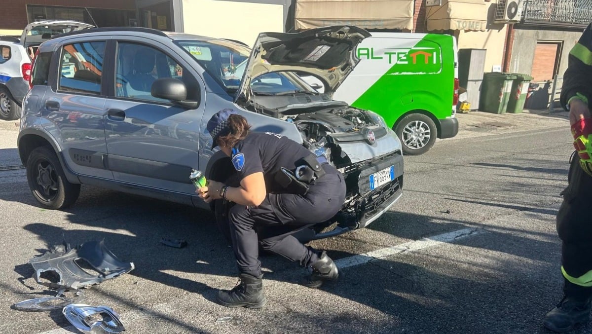 Esce dal distributore e si scontra con una moto: ferito un 40enne - L'incidente 