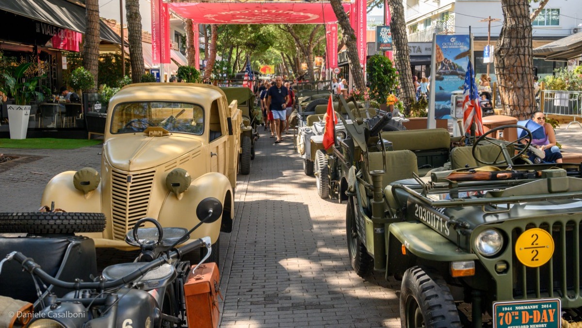 Riccione torna negli anni ’40: sfilano auto e divise d’epoca - La sfilata di auto d'epoca