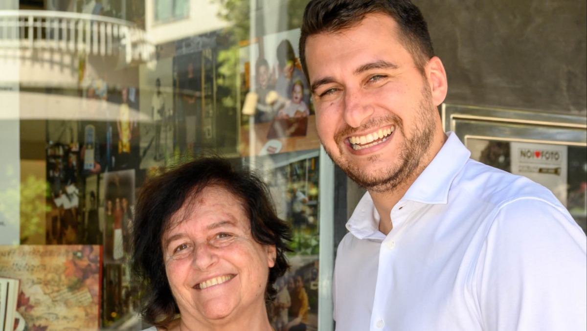 Da 55 anni torna a Riccione: Patrizia Baragetti diventa ambasciatrice della città - Patrizia Baragetti e l'assessore Guidi 