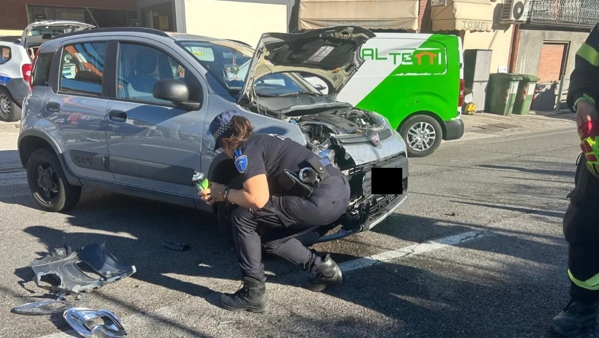Esce dal distributore e si scontra con una moto: ferito un 40enne - L'incidente 