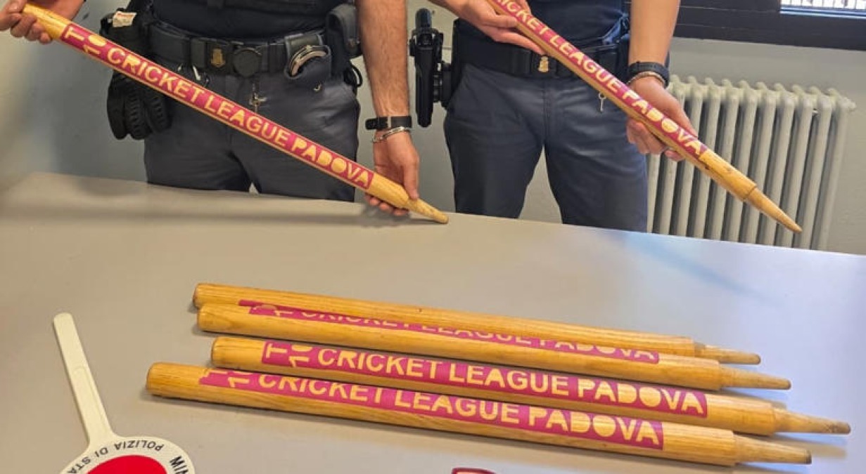 Cinque giovani bloccati mentre andavano a vendicarsi: in auto avevano mazze da cricket - 