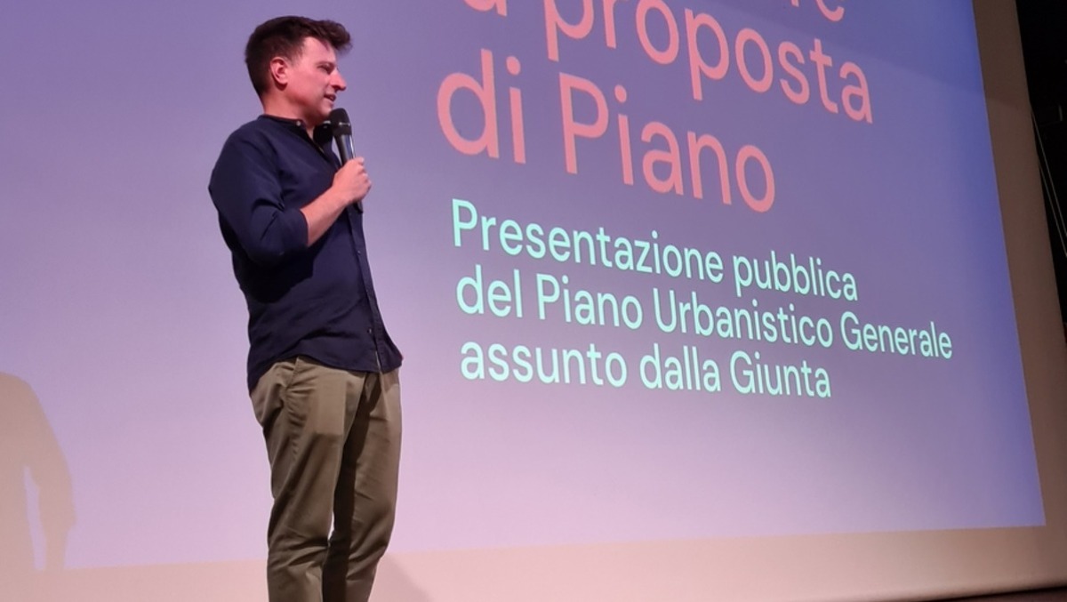 Il futuro urbanistico di Santarcangelo, al Supercinema nuovo confronto sindaco-cittadini - Il sindaco Sacchetti