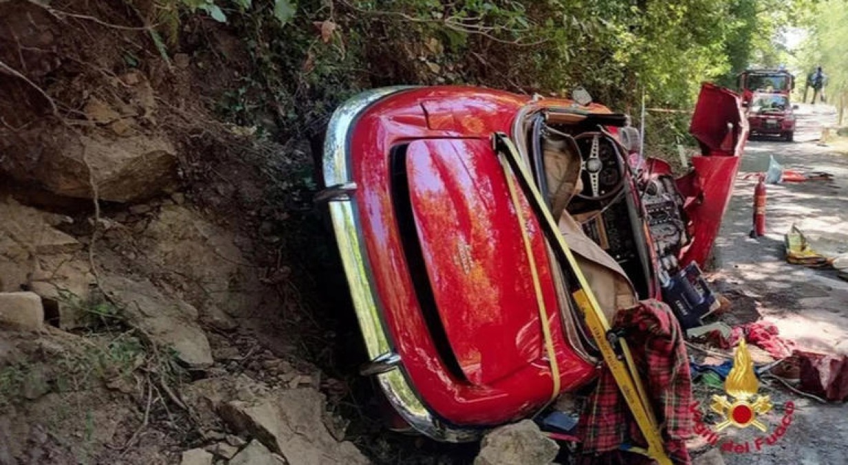 Esce di strada durante un raduno di auto d'epoca, muore 72enne - L'auto ribaltata © Ansa