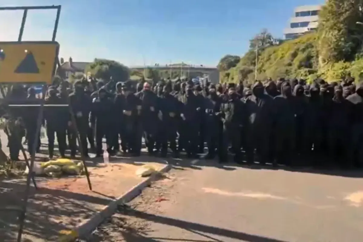 Decine di incappucciati al porto di Dover: 'Basta migranti' - ©Ansa