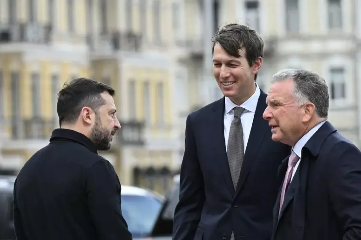 Colloqui di pace, tappa a Kiev per gli inviati di Trump: "Servono compromessi da tutti" - Volodymyr Zelensky (s) Steve Witkoff (d) e Jared Kushner (c) © ANSA/AFP