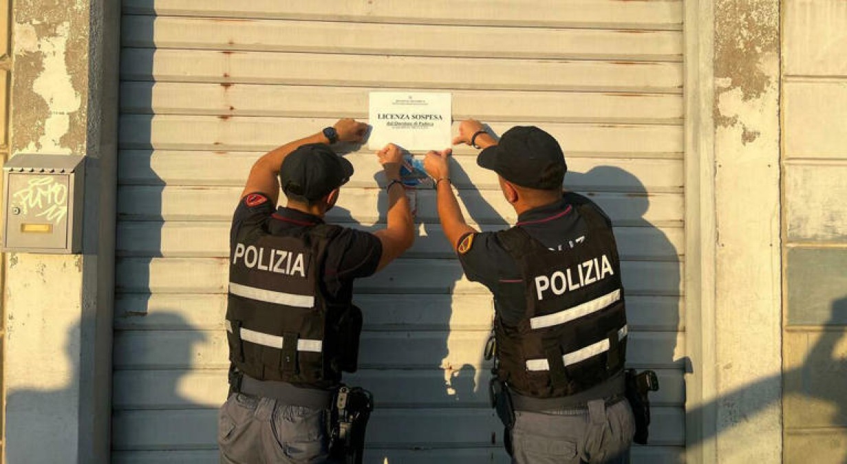 Litiga con due adolescenti in pizzeria, poi aggredisce un 14enne e sua madre: insulti razzisti e locale chiuso per 15 giorni - © Forze ordine