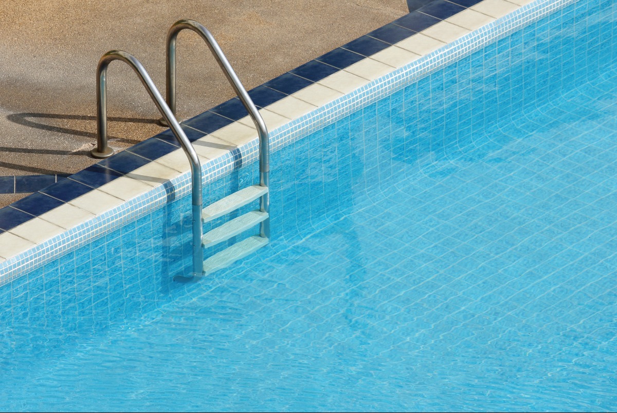 Trovato morto nella piscina di casa, a dare l'allarme la domestica dell'abitazione - 