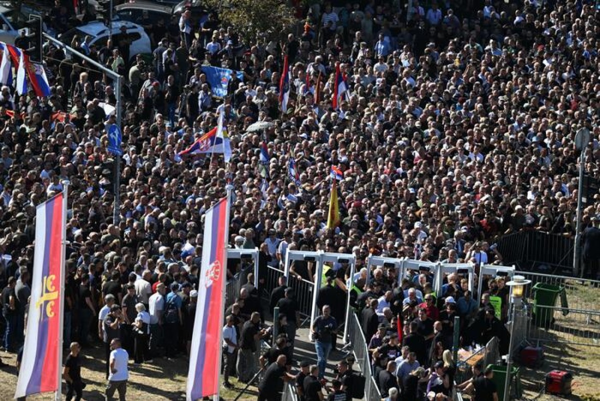 Belgrado, folla ai funerali di Mladic: bandiere e cori per il "Macellaio di Srebrenica" - © Ansa