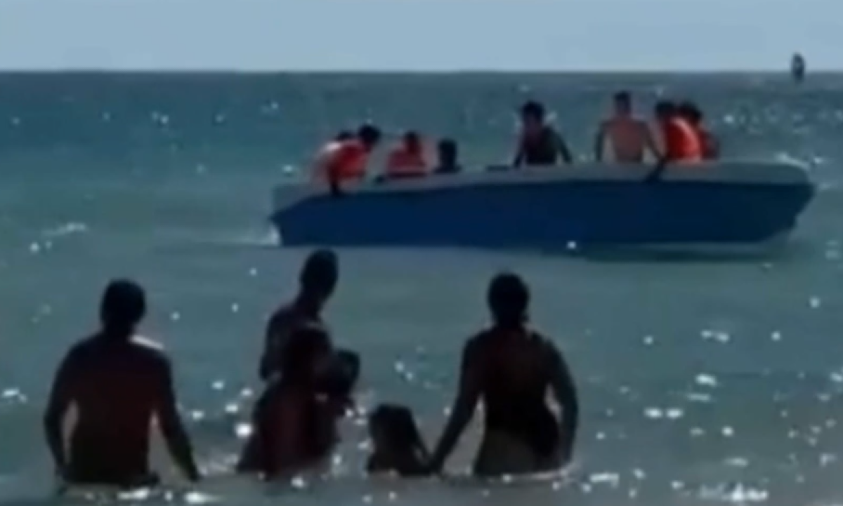 Sbarco di migranti sventato dai bagnanti in Sardegna: "Ormai è tutto fuori controllo" - 