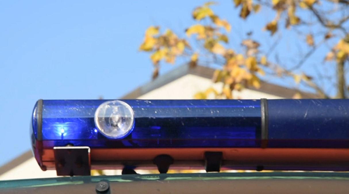 Bambino di 2 anni incastra la testa nell'inferriata del parco giochi: liberato dai vigili del fuoco - 