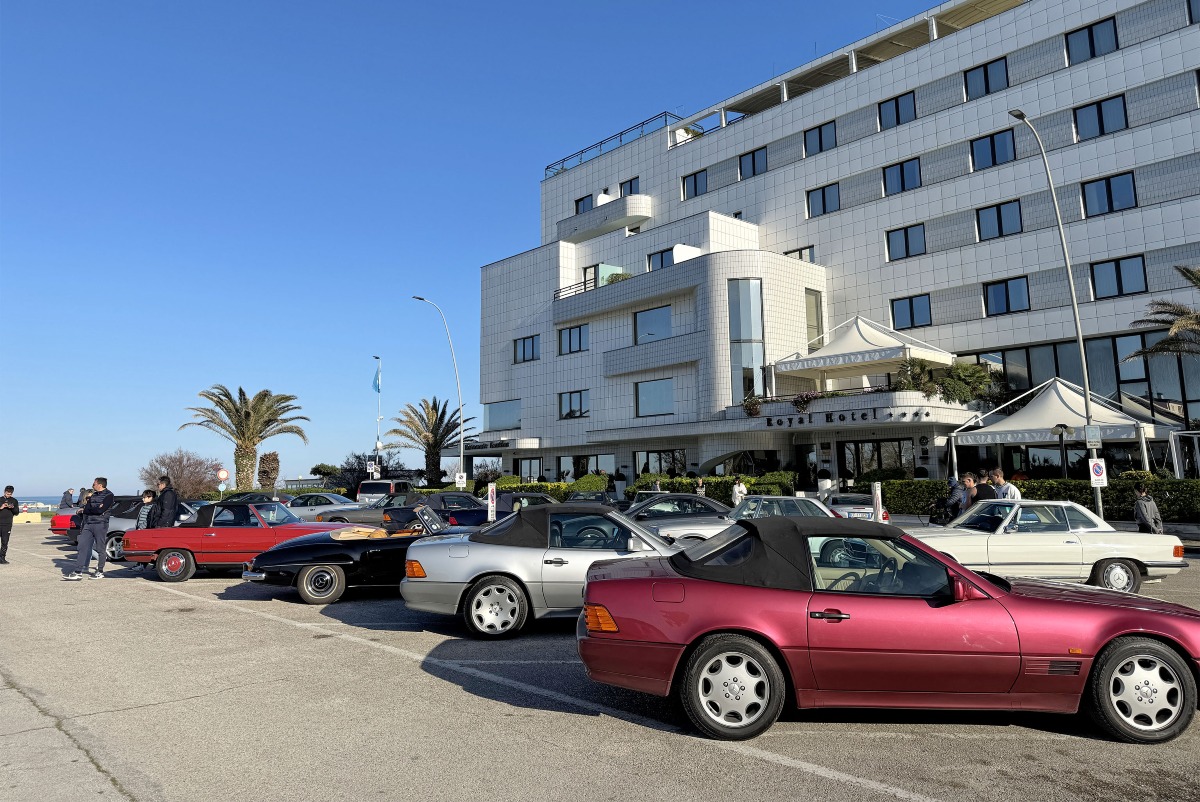 Red carpet viale Ceccarini, a Riccione sfilano le auto da collezione - 