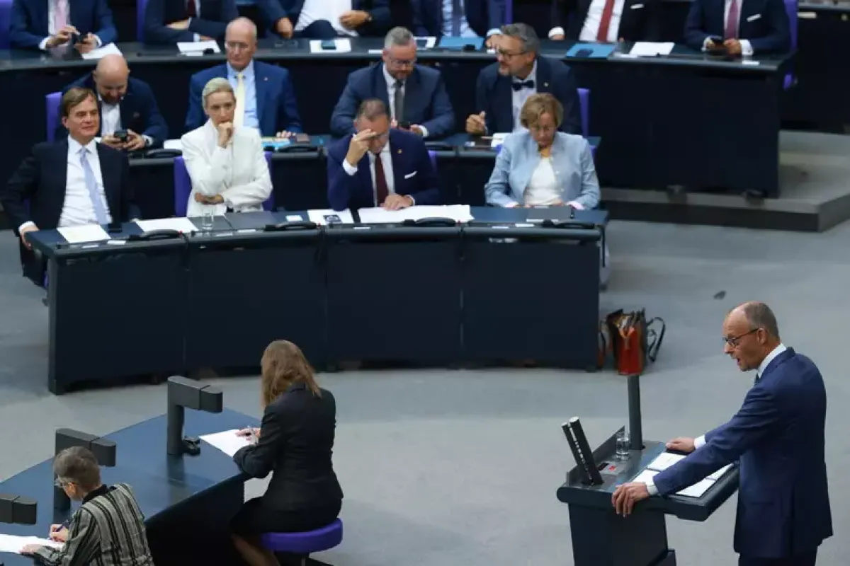 Merz attacca l'AfD al Bundestag: "La vostra remigrazione è pulizia etnica" - © Ansa