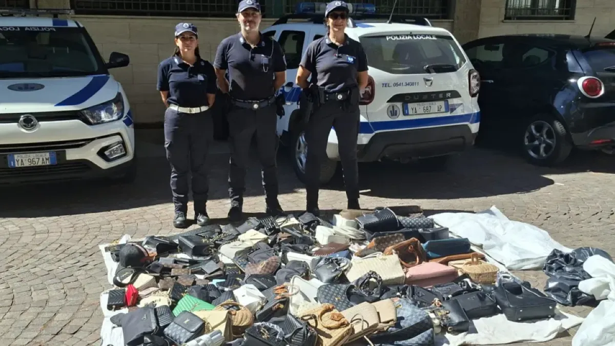 Bellaria, maxi sequestro sulla spiaggia: 135 pezzi, soprattutto borse contraffatte - 