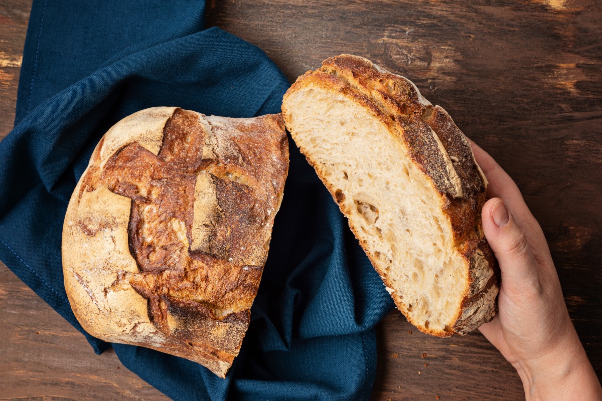 Pesa il pane appena comprato e scopre che mancano 10 grammi: il reclamo costa 15mila euro al fornaio - Repertorio