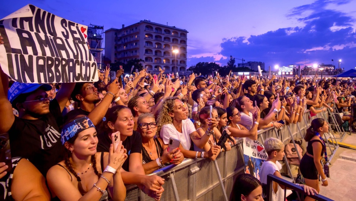  Riccione Music City, estate da record: oltre 100mila spettatori - La folla in piazzale Roma 