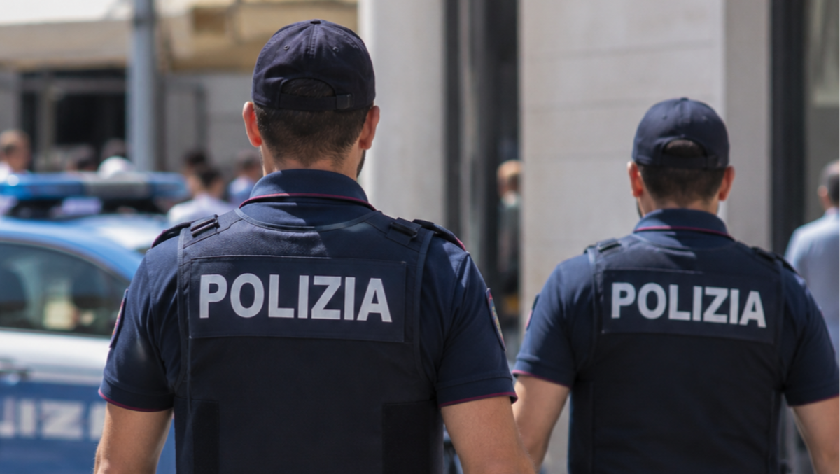 Litigano per un attrezzo in palestra, intervengono i poliziotti e vengono aggrediti. Denunciato un 45enne - Foto di archivio