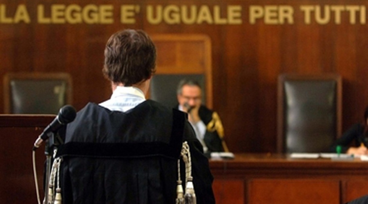 Condannato per averla picchiata, tenta di ucciderla appena finita l'udienza - 