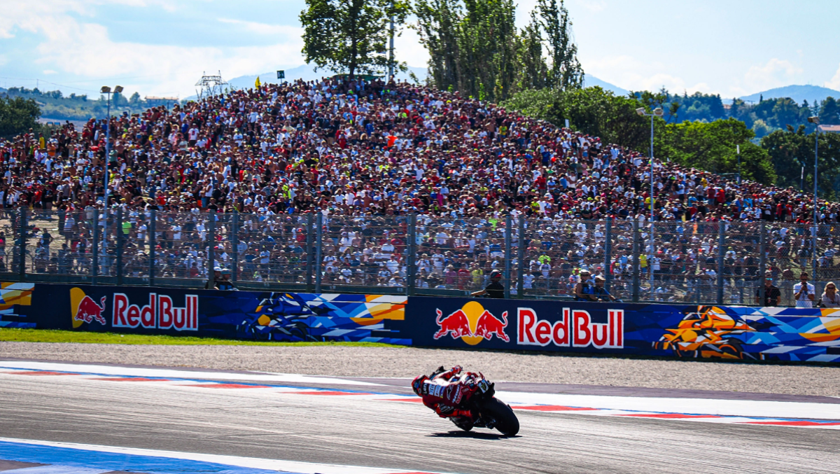 Bezzecchi scivola a Misano ed è fuori: ma il mondiale non è finito. Vince Marc Marquez - PH Petrangeli