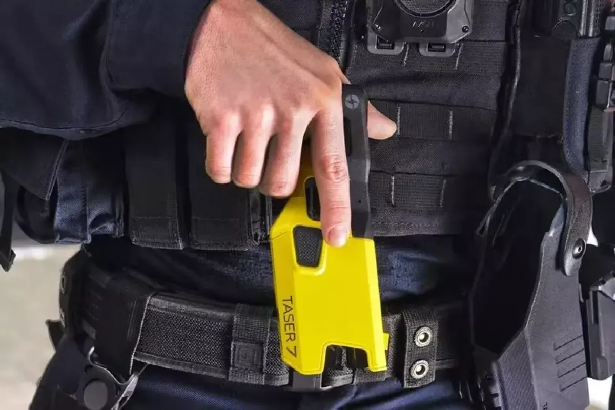 Donna nuda e con un coltello in strada: la polizia la blocca con il taser - 