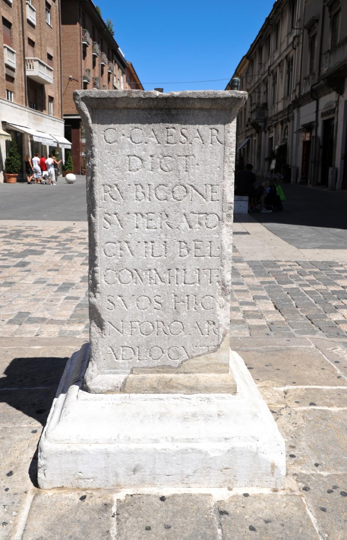 Rimini: la colonna di Giulio Cesare in piazza Tre Martiri torna a nuova vita - 