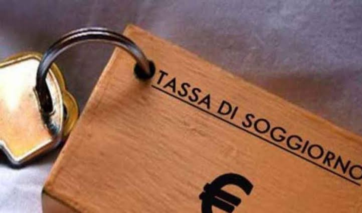Santarcangelo, dal 2027 arriva l’imposta di soggiorno: dimezzata anche la tariffa dei parcheggi - 