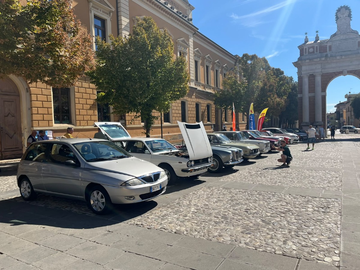 Santarcangelo: la Lancia di ieri e di oggi si incontrano in piazza Ganganelli - 