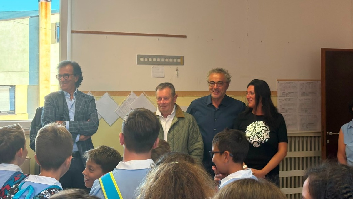 Coriano, scuole riaperte: in campo quasi 4 milioni e mezzo per edifici e servizi - Il sindaco Ugolini insieme agli studenti 
