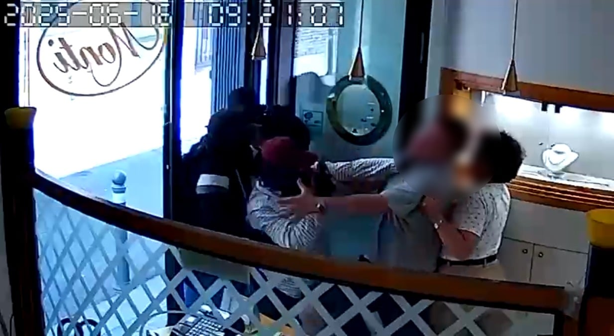Rapina in gioielleria: arrestato un 27enne. Nel video l’assalto e la colluttazione con i titolari - 