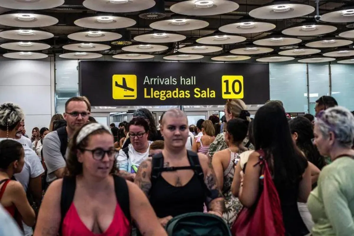 Controlli alle frontiere con la Spagna, Piantedosi proroga di altri 15 giorni - Areoporto in Spagna - (Ipa)