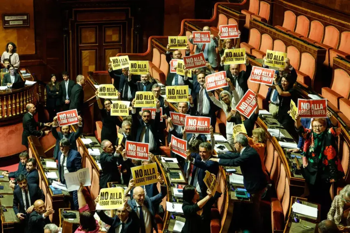 Riforma elettorale, sì del Senato: opposizioni con cartelli contro la "legge truffa" - 