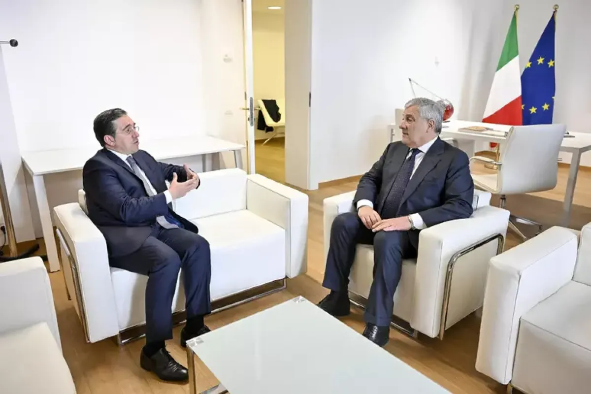 L'Italia proroga il blocco di Schengen, Madrid attacca: 'Vergognoso, Meloni e Tajani non all'altezza' - Tajani con il ministro degli Esteri spagnolo Albarese