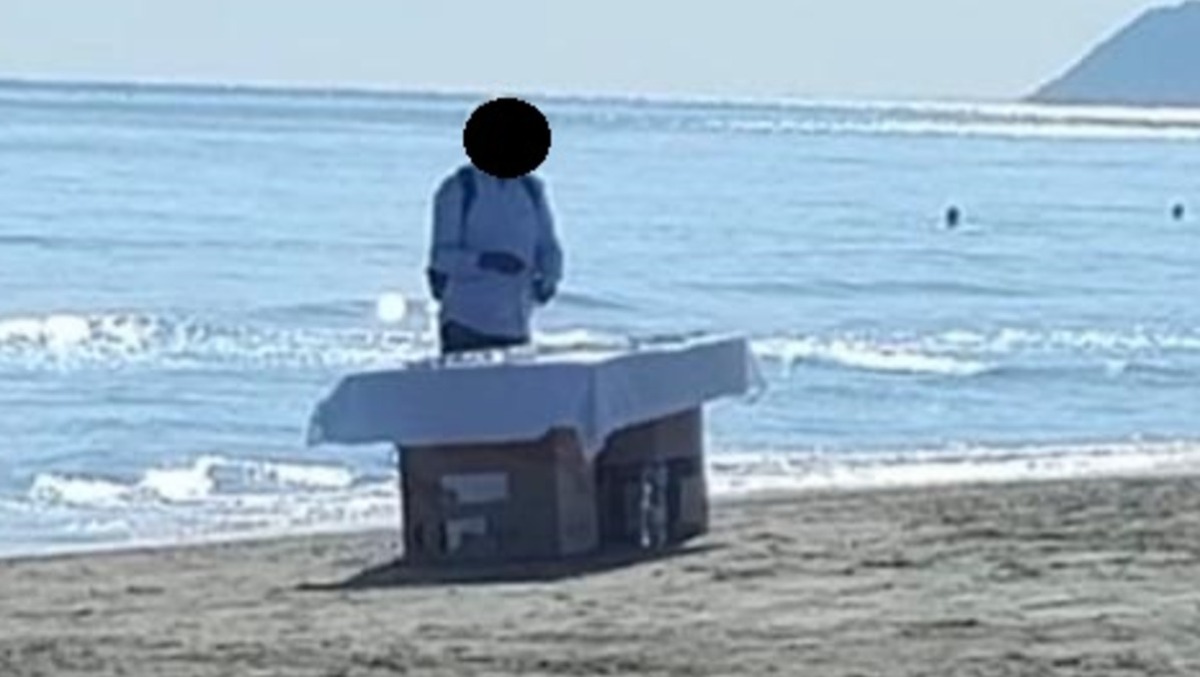 Allestisce banchetto per vendere merce in spiaggia a Riccione, l'ira di Dionigi Palazzi (Forza Italia) - 