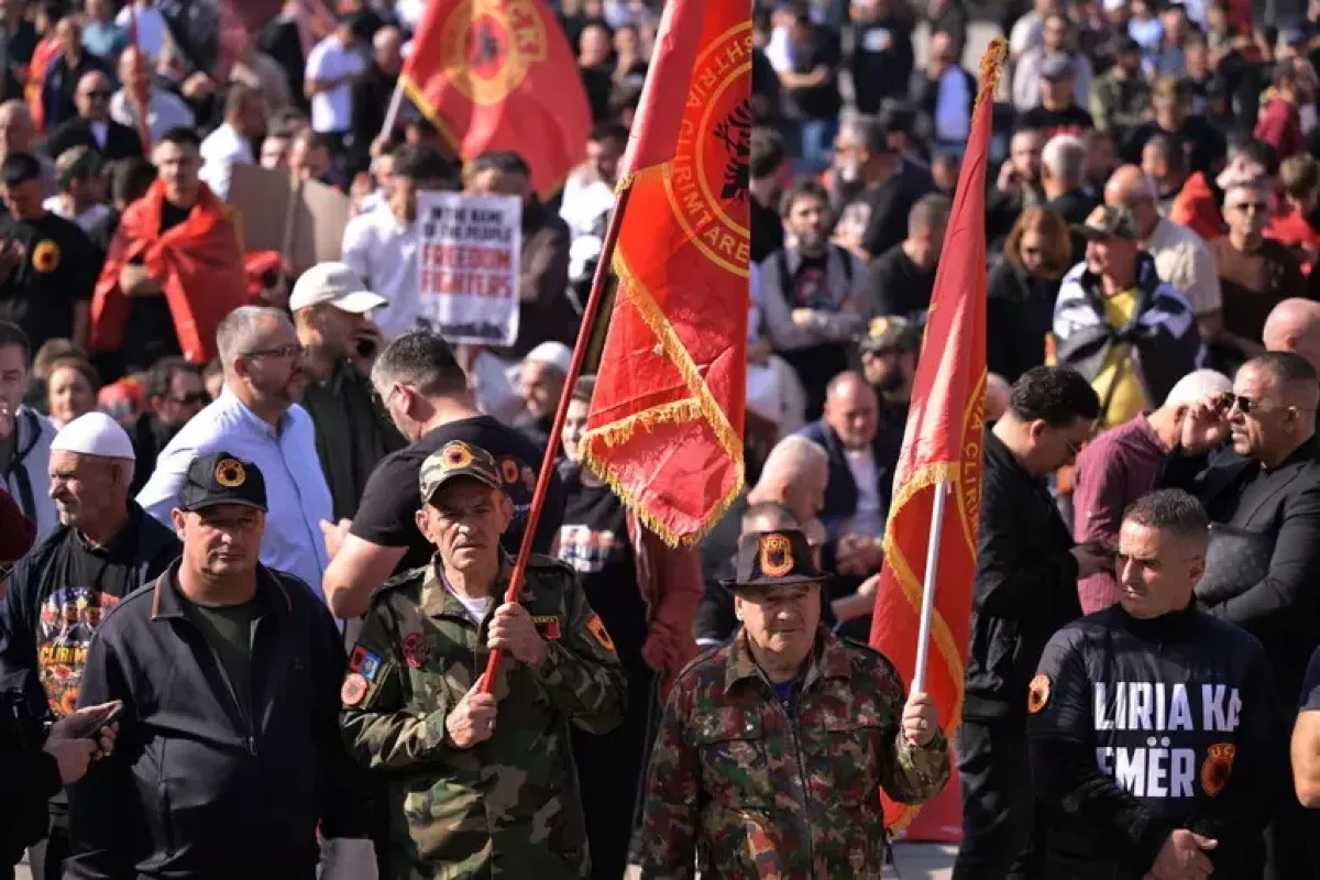 Pristina, scontri davanti alla sede Ue: la folla tenta l'assalto - © Ansa