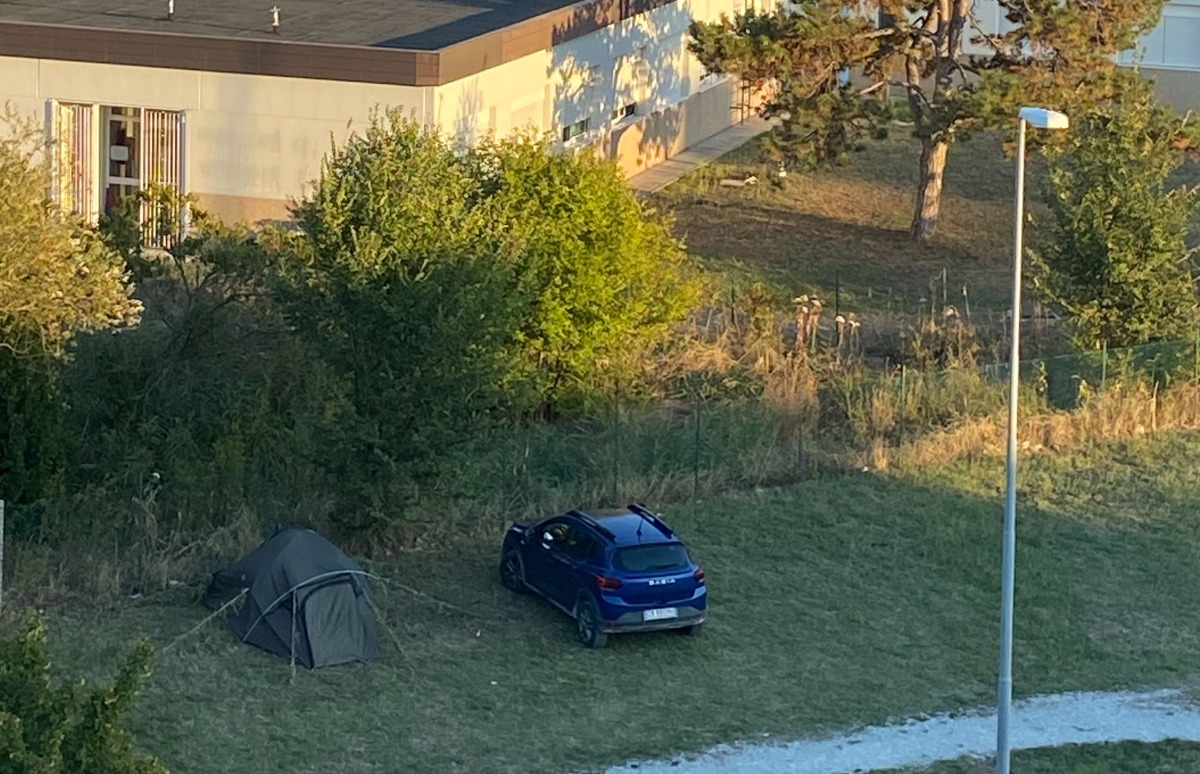 Via Stampa, la protesta: "Dopo il camper bruciato ora anche campeggiatori abusivi". La segnalazione - 