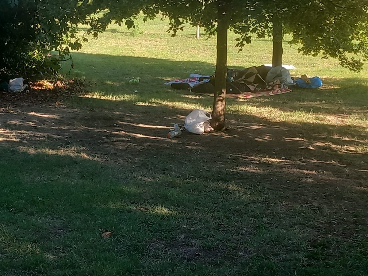 Parco XXV Aprile, il cartello vieta il campeggio. Ma le immagini raccontano un’altra storia. La segnalazione - 
