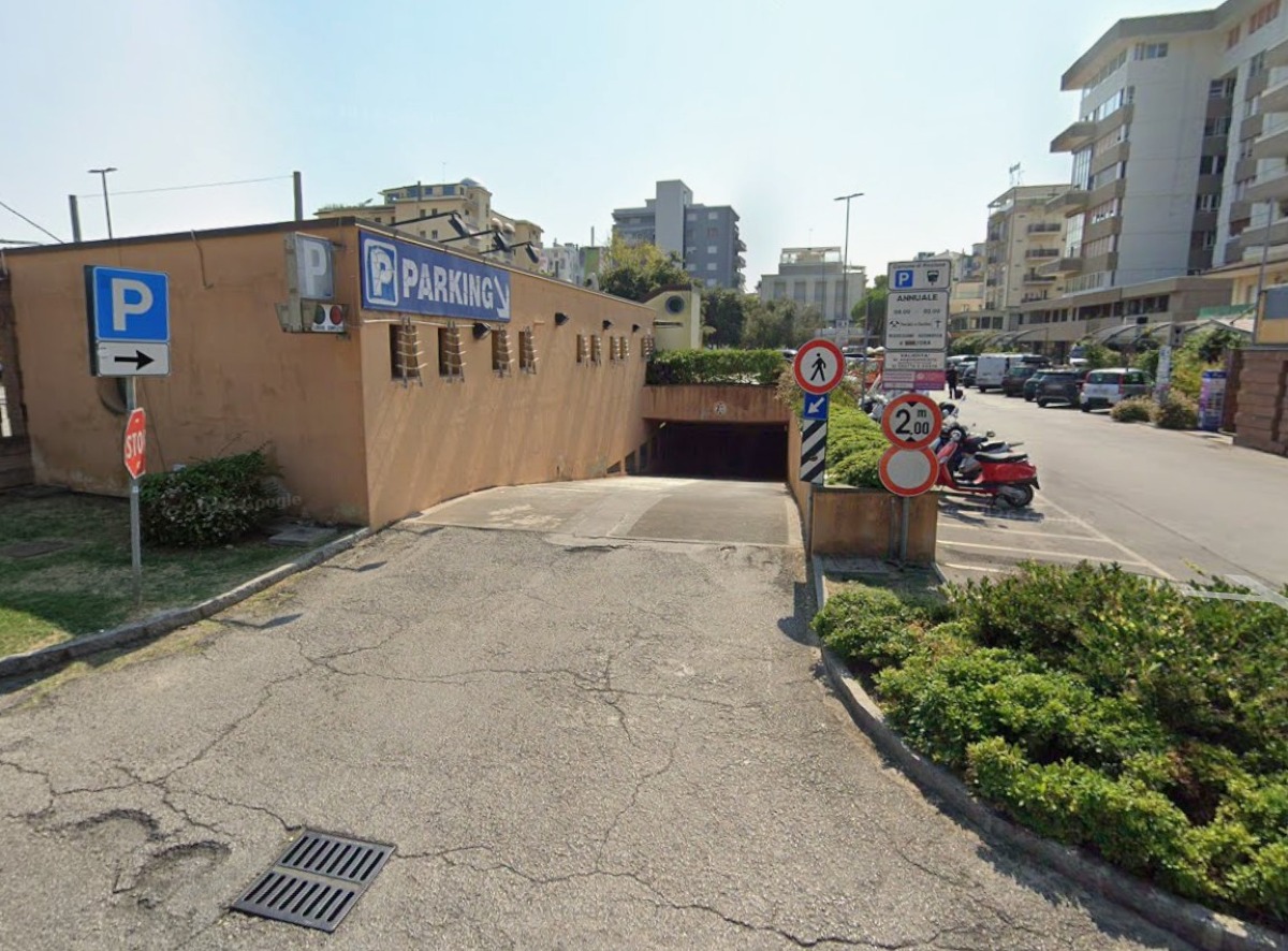 Riccione, in vendita all'asta sei posti auto nel parcheggio di piazzale Curiel - 
