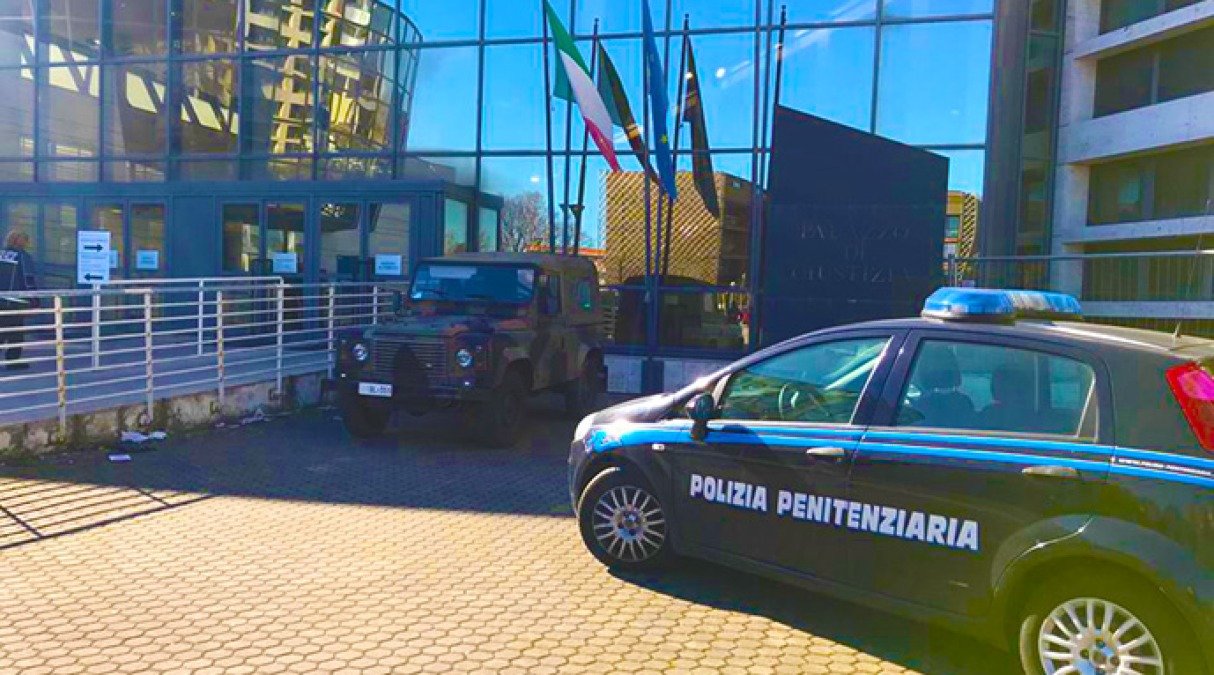 Accoltellamento a Bellariva, chiesti 7 anni e 6 mesi per il presunto complice - Ingresso tribunale di Rimini