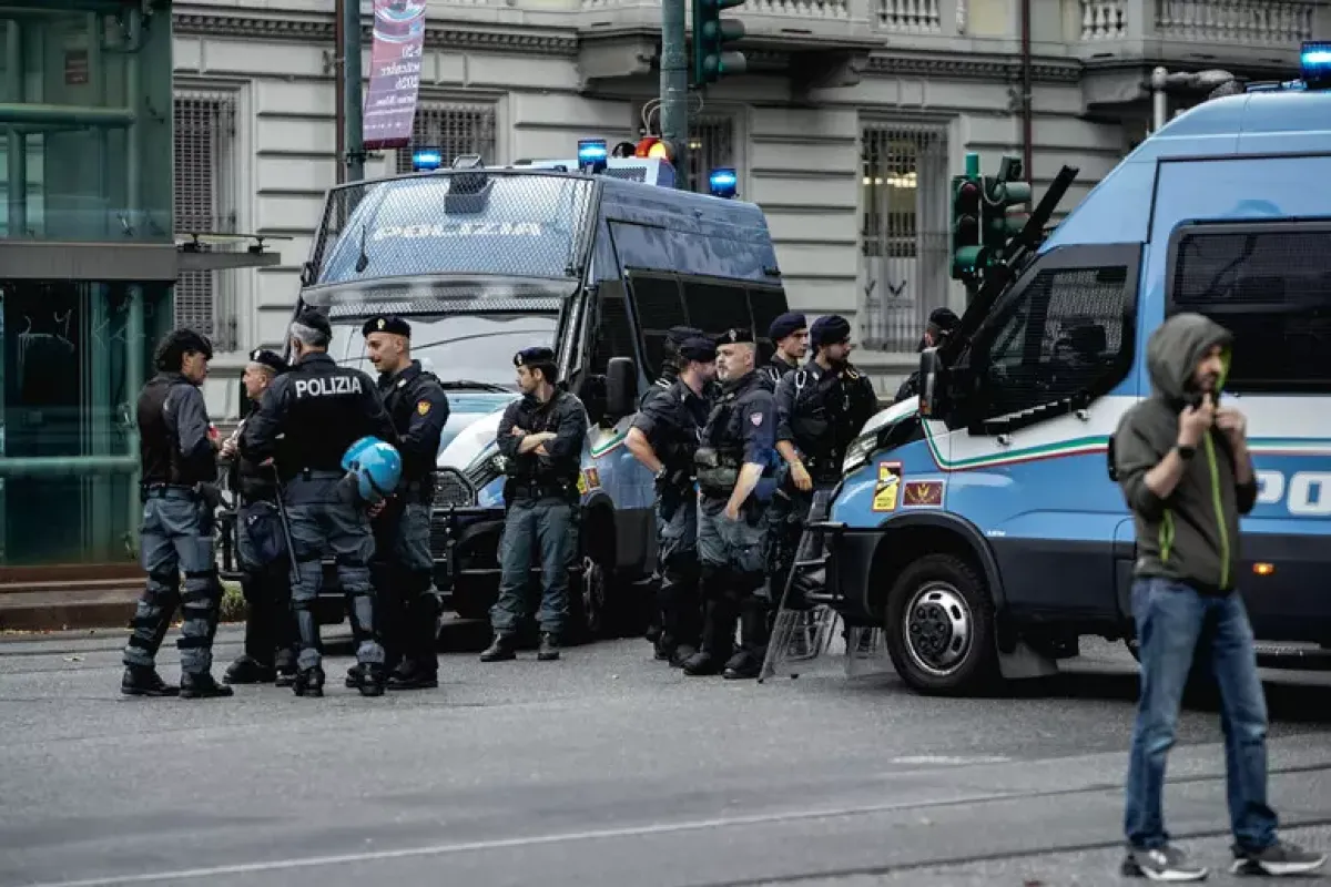 Tensione a Torino per il convegno con Vannacci, manifestanti lanciano uova contro la polizia - © 