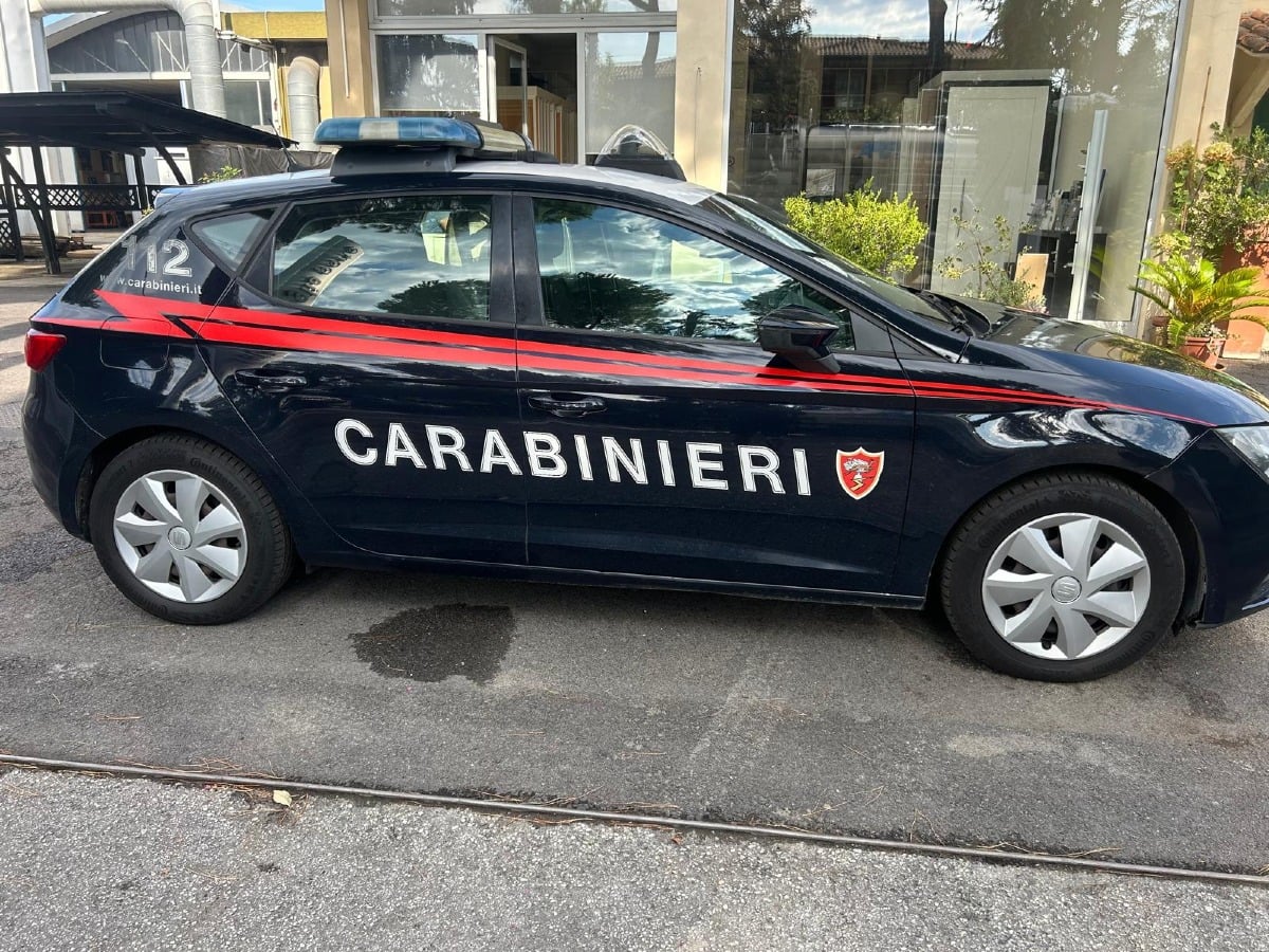 San Martino dei Mulini, accosta con l’auto e muore: aveva 79 anni - L'auto dei Carabinieri all'altezza del punto in cui il 79enne si era fermato