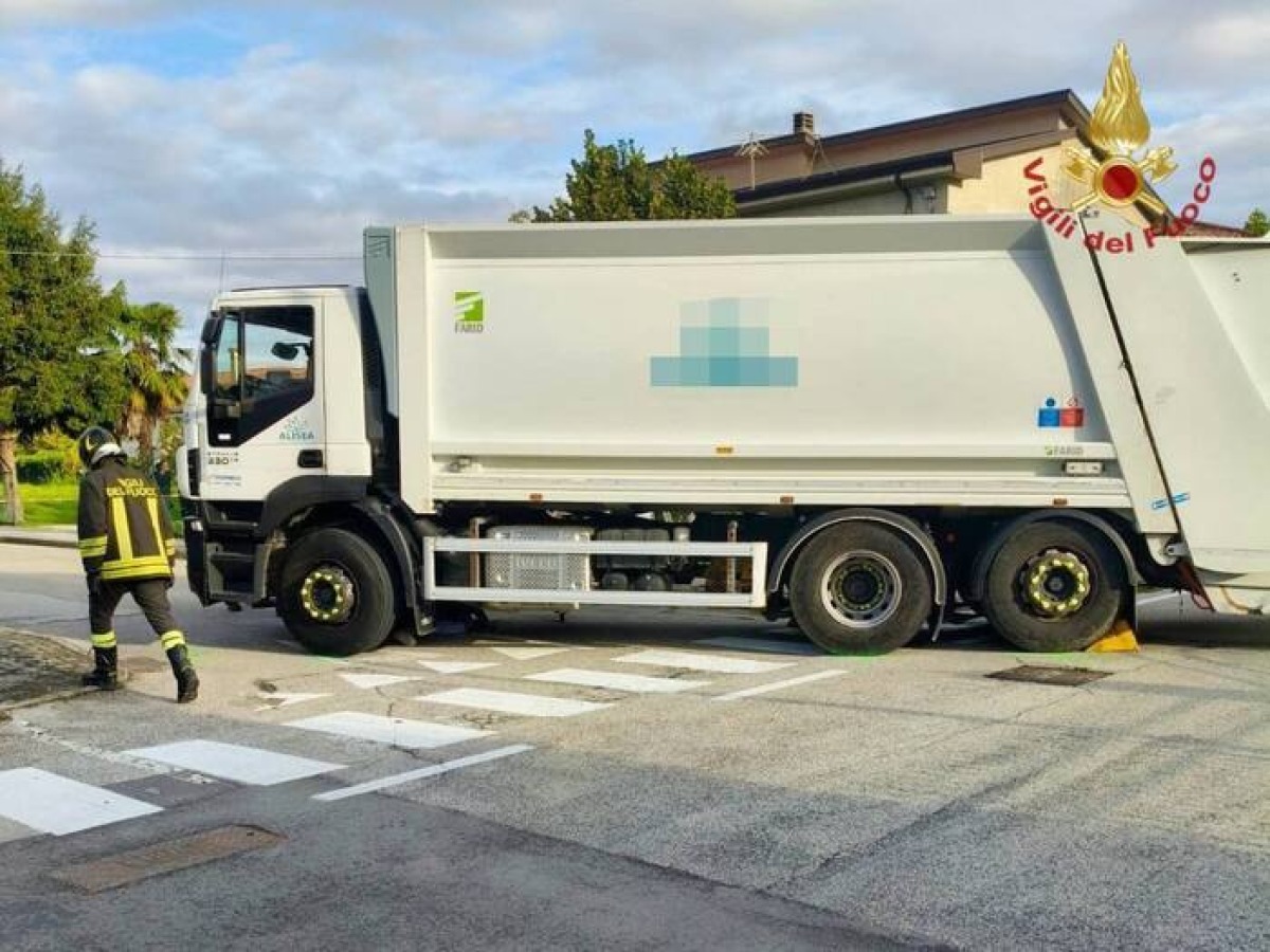 Camion dei rifiuti svolta e la travolge: muore mamma di 42 anni mentre porta la figlia a scuola - 
