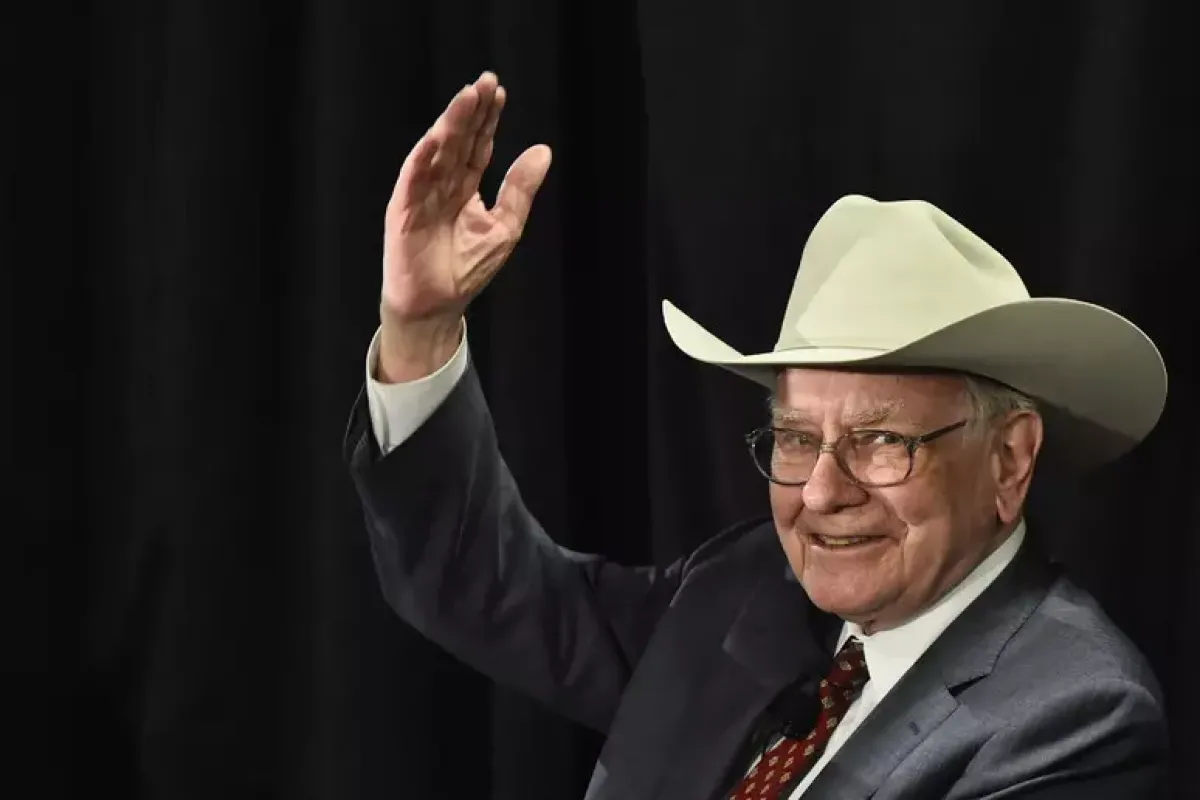 Berkshire Hathaway, Buffett lascia la presidenza: al suo posto il figlio Howard - 